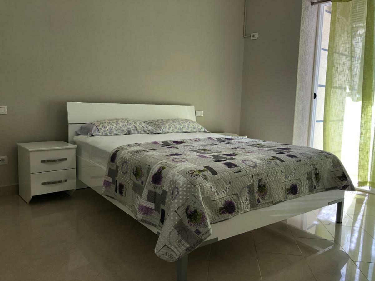 Mali I Robit Beachfront Apartment Golem  Exterior foto